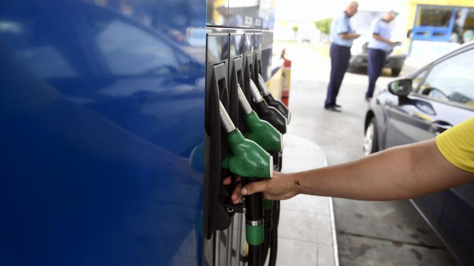 Prețurile carburanților la pompă au continuat să scadă