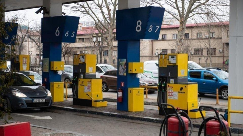 Benzina standard continuă să se vândă la un preţ mediu de peste 10 lei pe litru