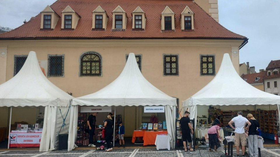 Târgul Gaudeamus Radio România este în plină desfășurare în Piața Sfatului din Brașov