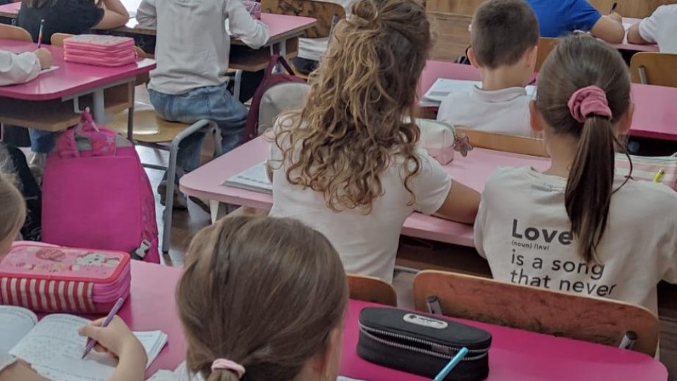 Peste 30 de elevi în clasă, realitate de ani buni la Brașov