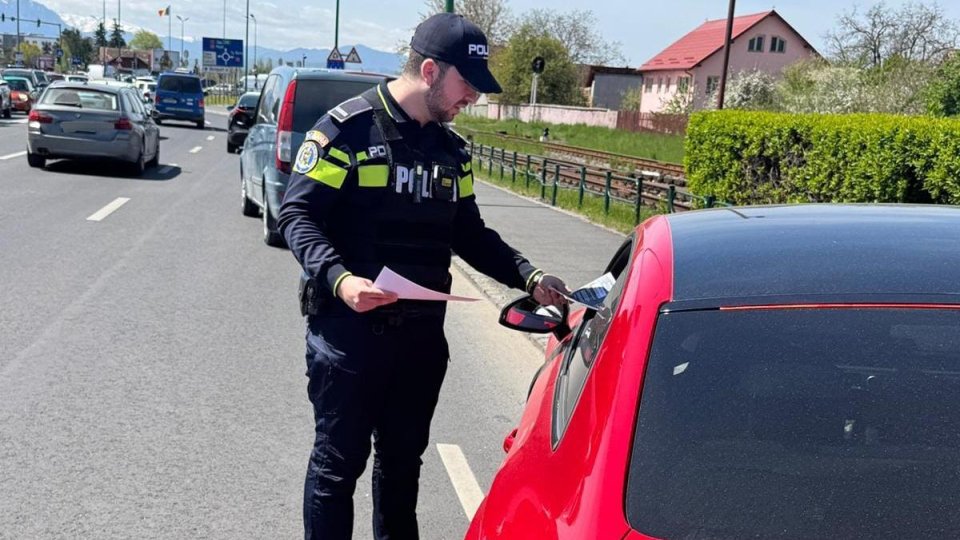 Amenzi de aproximativ 12.000 de lei, aplicate de polițiști în zona trecerilor la nivel cu calea ferată