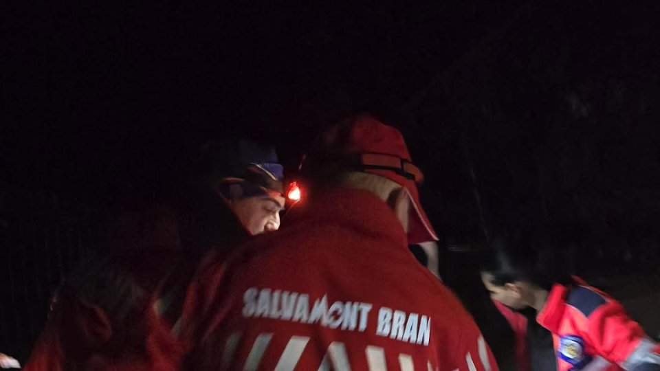 Acțiune de salvare în miez de noapte: bărbat de 88 de ani salvat de salvamontiști în Bran