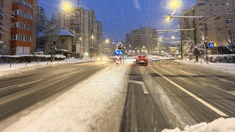 Cod galben de ninsori la Brașov. 50 de utilaje de deszăpezire acționează în oraș și în Poiana Brașov