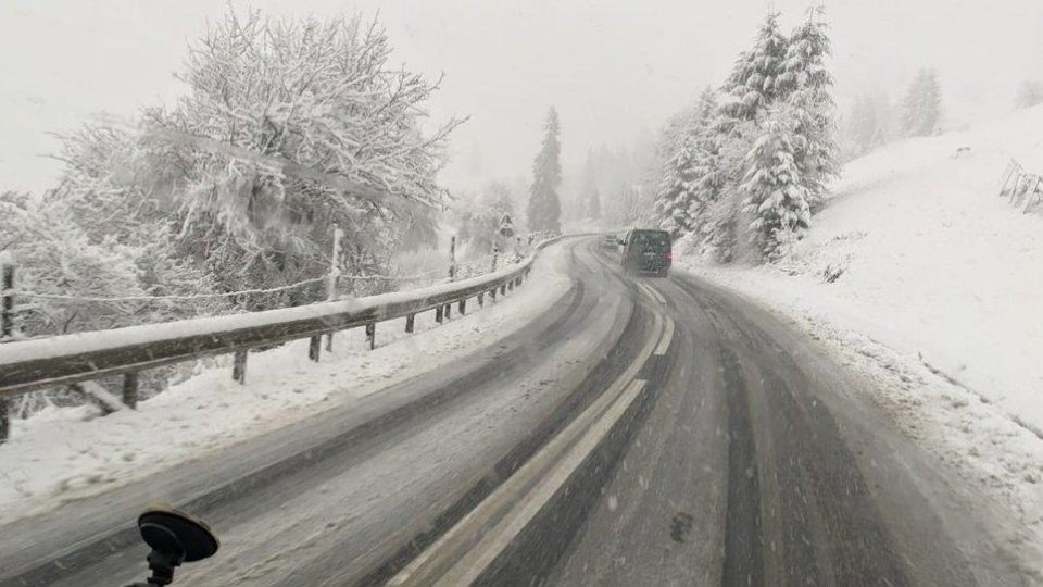 Ninsori și vânt puternic în centrul țării. Drumarii intervin pe DN1 și DN1A