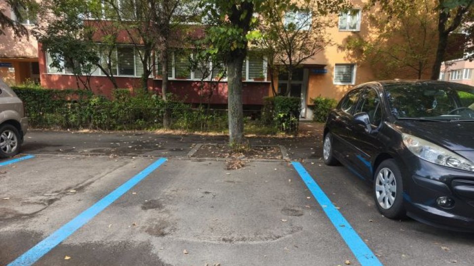 Polițiștii locali îi atenționează pe șoferii care parchează ilegal