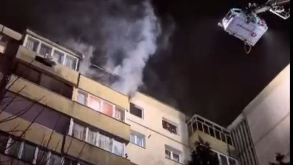 VIDEO Incendiu violent la un apartament dintr-un bloc de pe Calea București