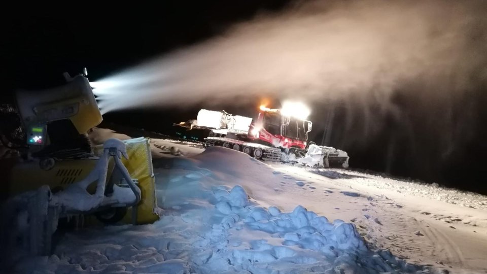 Se produce din nou zăpadă artificială pe domeniul schiabil din Poiana Brașov