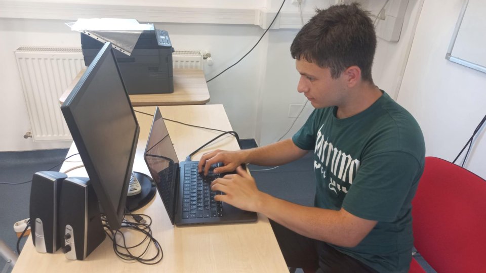 Pregătiri pentru un hackathon la Colegiul Național de Informatică Grigore Moisil