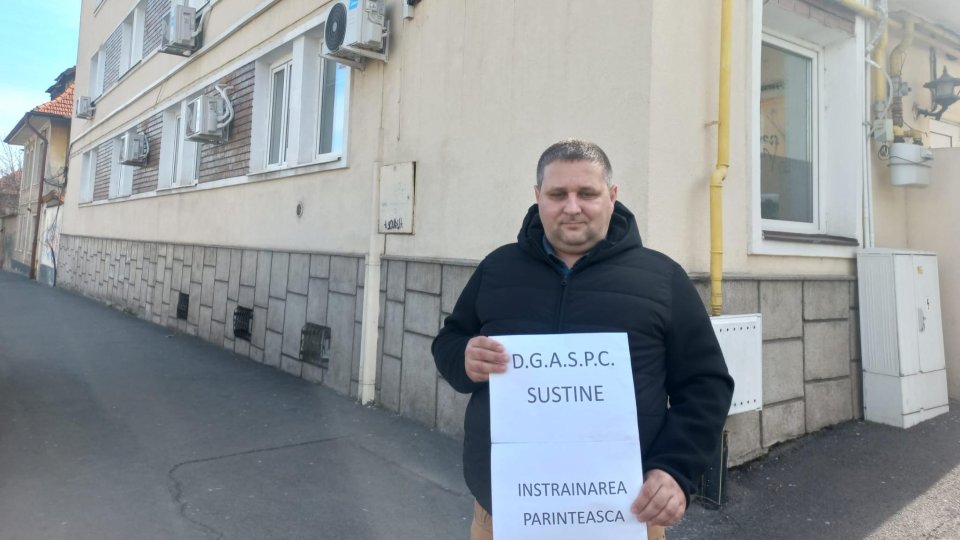 Protest în fața sediului Direcției Generale de Asistență Socială și Protecția Copilului Brașov