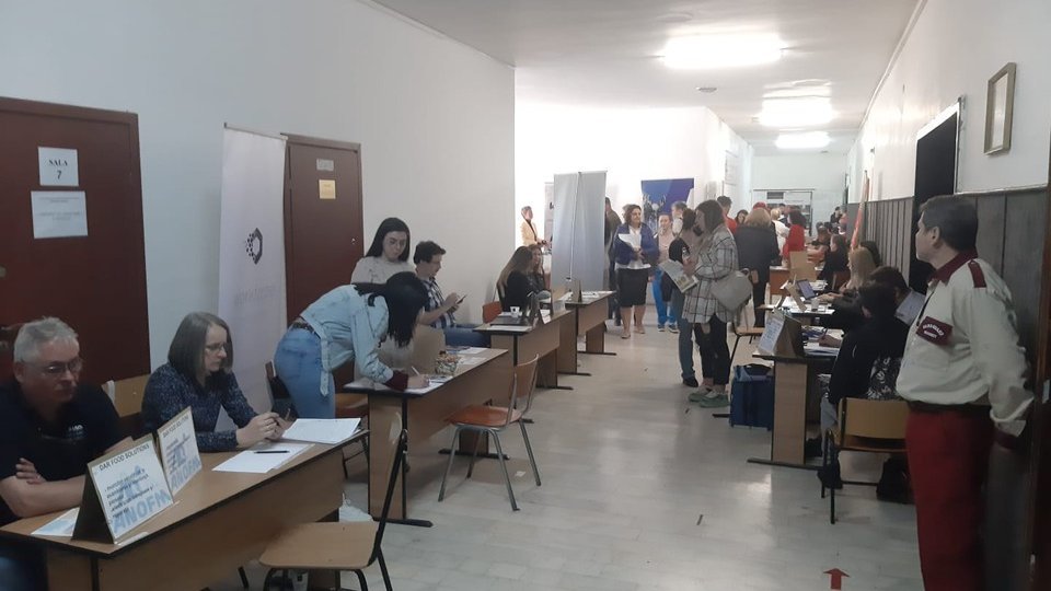 Studiu: Tot mai puțini români vor să plece la muncă în străinătate