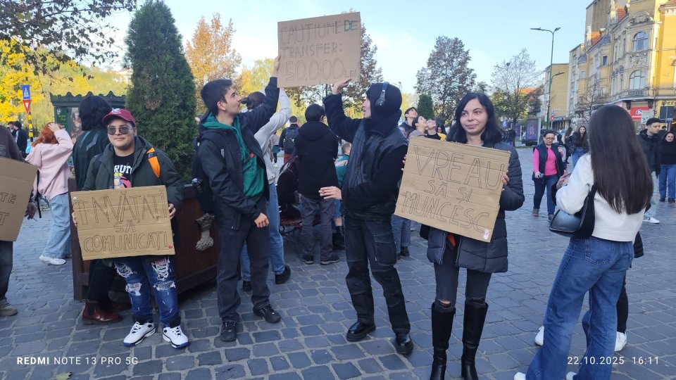 „Fără obligație!” – Studenții UnitBv au protestat împotriva prezenței obligatorii la cursuri