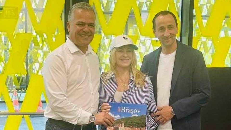 Nadia Comăneci și Mihai Covaliu au ajuns marți la Aeroportul Brașov – Ghimbav