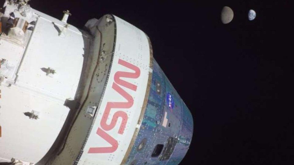 Nava spaţială Orion a părăsit orbita Pământului