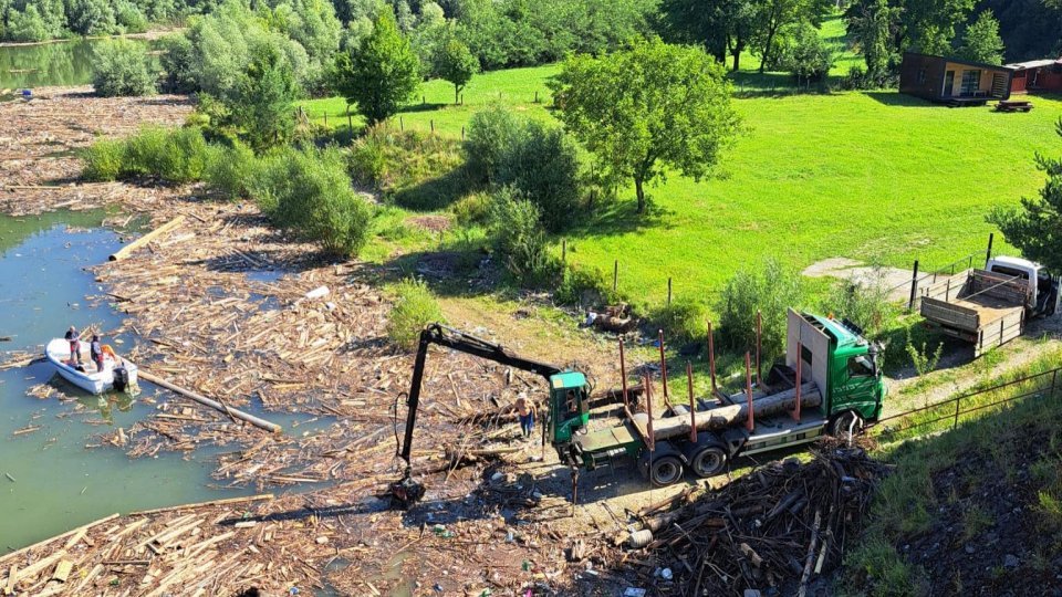 A început curățarea gunoaielor din lacul de acumulare Izvorul Muntelui-Bicaz