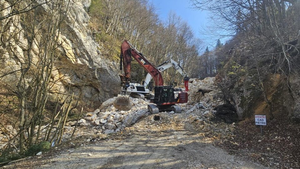 Au început lucrările de îndepărtare a stâncilor căzute la Pietrele lui Solomon