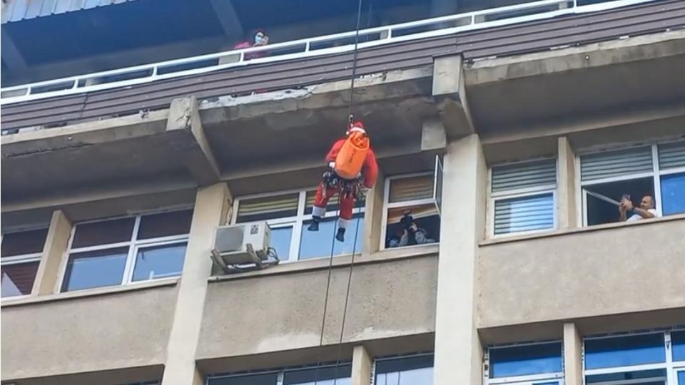 Moș Crăciun a ajuns vineri la Spitalul de Copii Brașov | VIDEO
