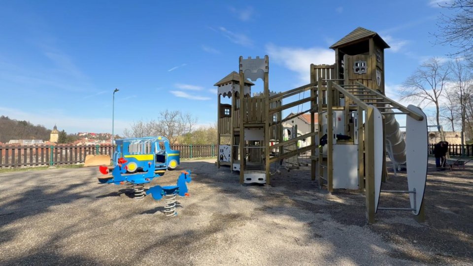 Loc nou de joacă pe Aleea de Sub Tâmpa