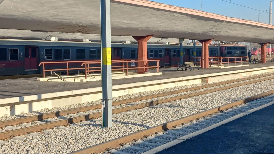 Se lucrează la partea electrică la primele trei linii din Gară