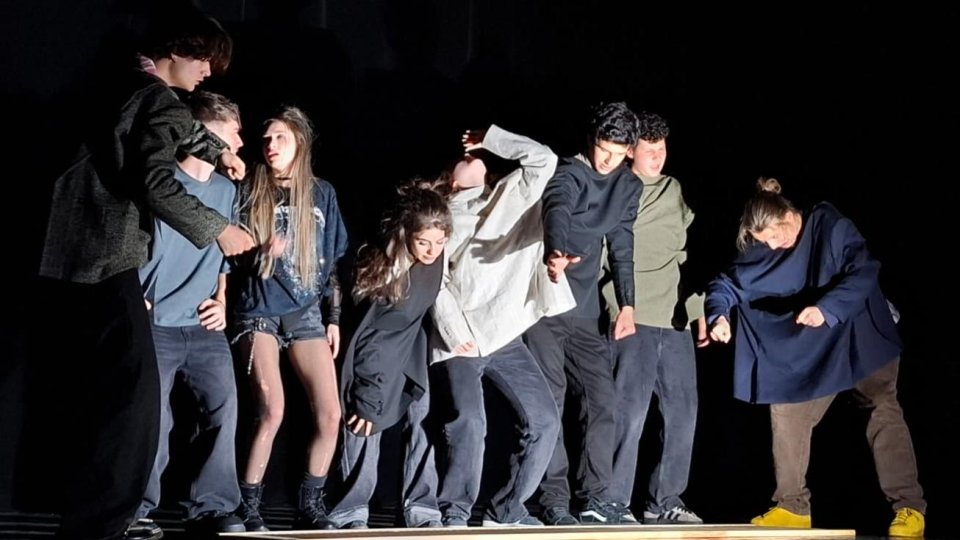 „Ajunge”, spectacolul elevilor de la „Grigore Antipa”, pe scena Teatrului Dramatic