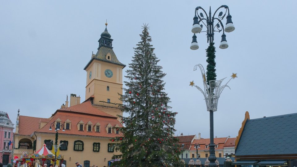 Mii de brașoveni și turiști au venit, în primele două zile de la deschidere, la Târgul de Crăciun din Piața Sfatului