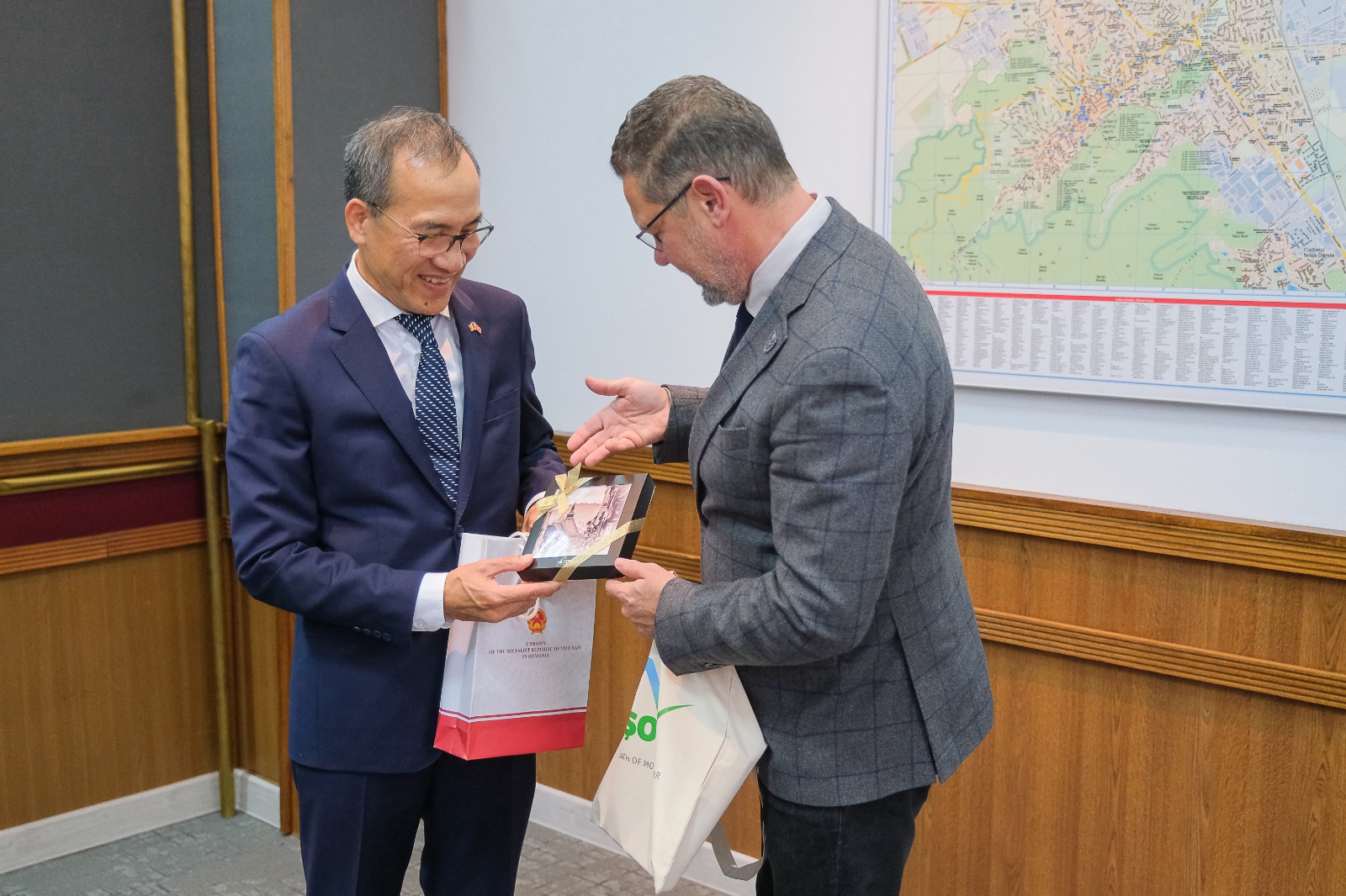 Ambasadorul Republicii Socialiste Vietnam, în vizită la Brașov /