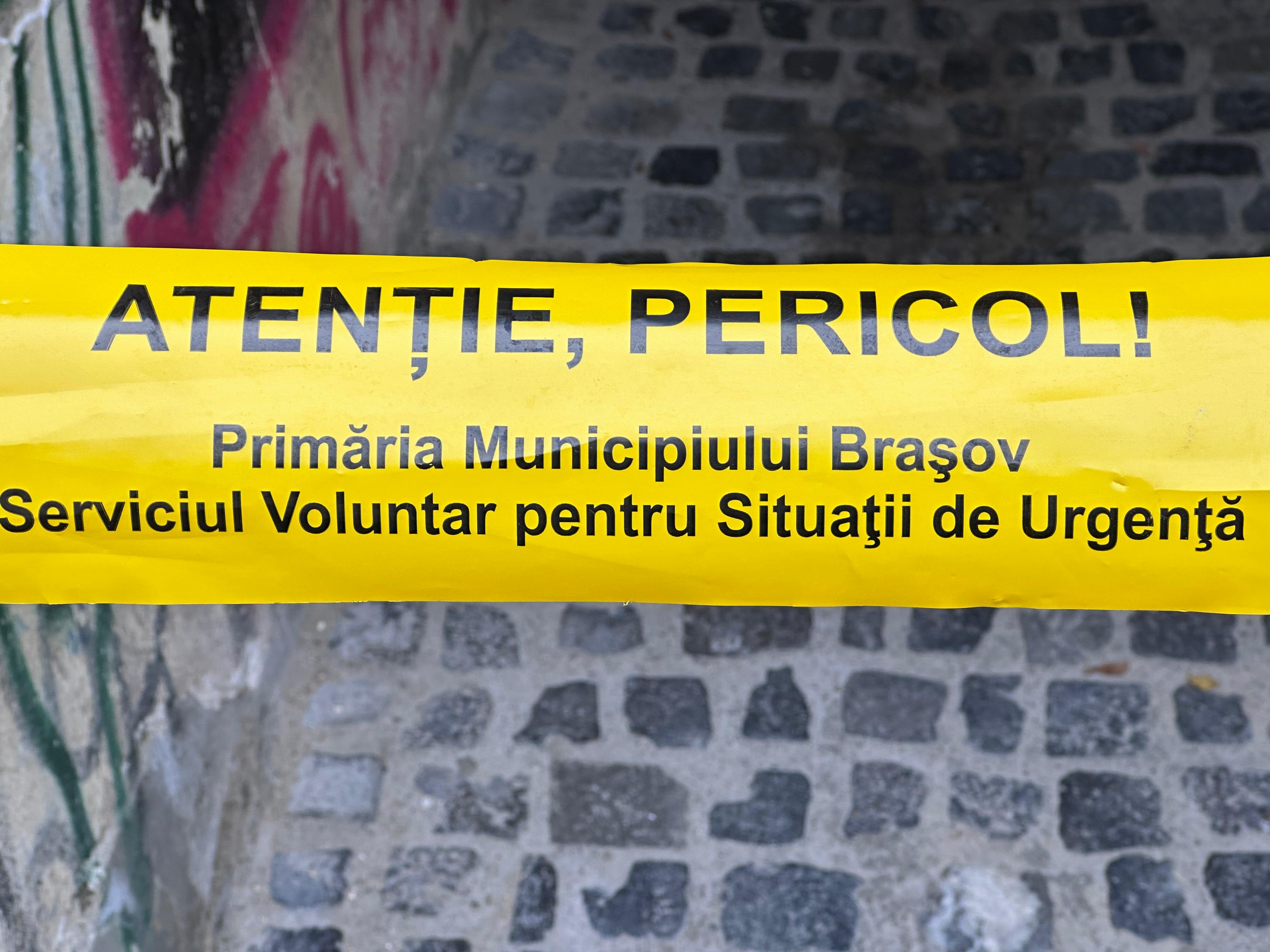 banda atentie pericol strada sforii