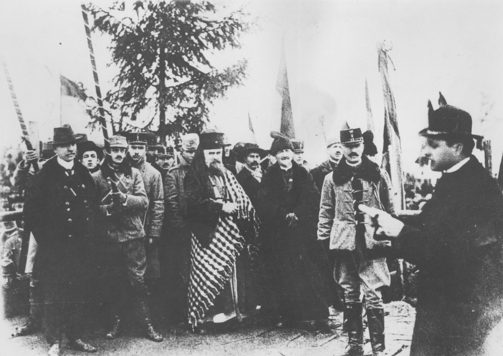Fotografie realizate de Samoilă Mârza în momentul citirii de către episcopul greco-catolic Iuliu Hossu a textului Rezoluţiei de la Alba Iulia care proclama Unirea Transilvaniei cu România /