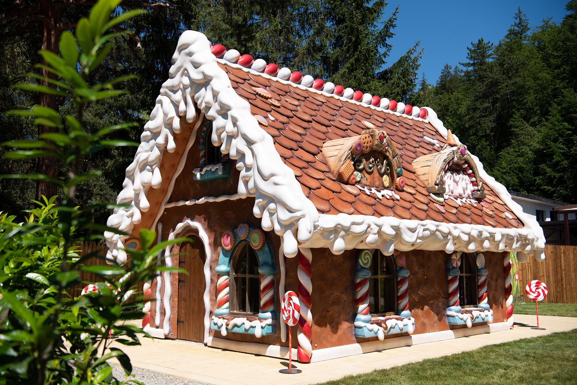 Două lumi de basm pentru copii, de sărbători, aproape de Brașov /