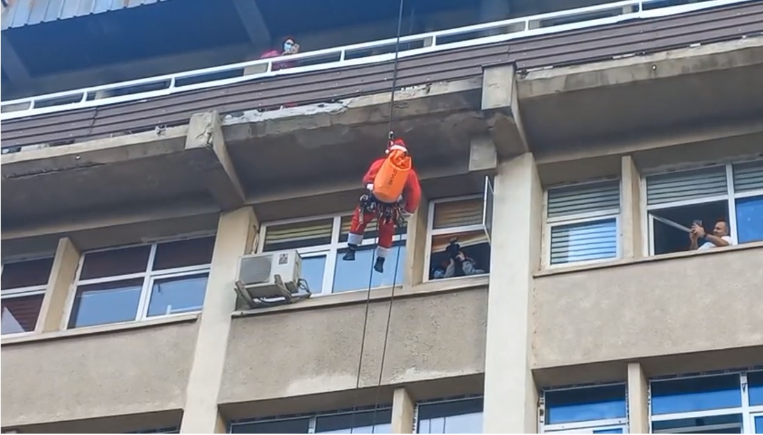 Moș Crăciun la Spitalul de Copii /