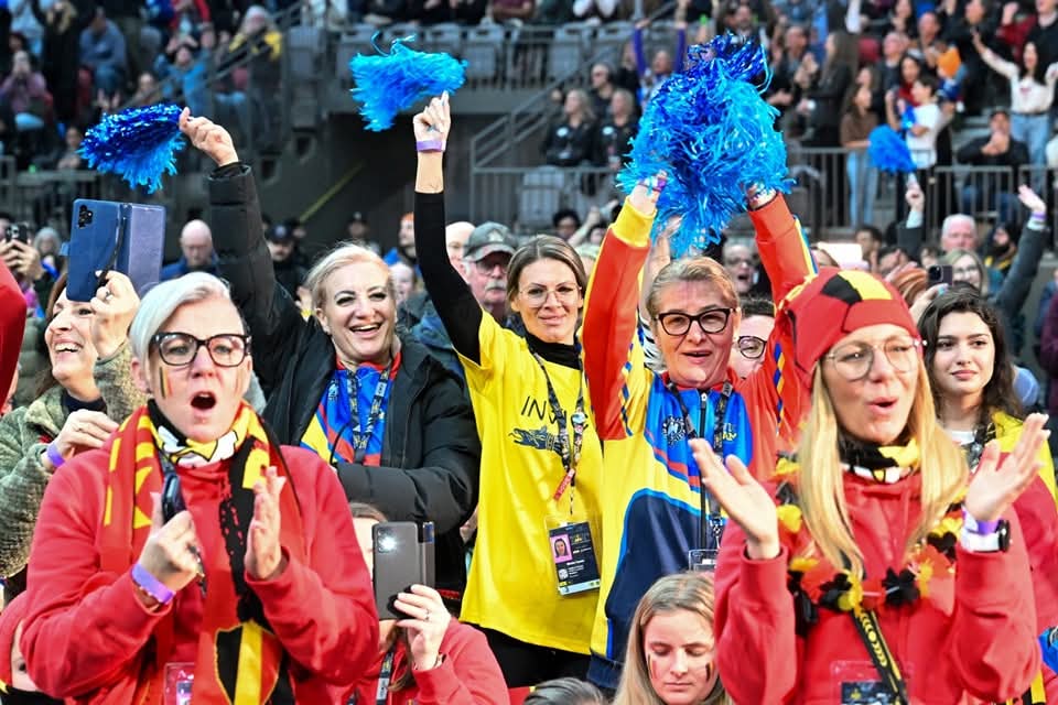 Susținătorii Echipei României Invictus /