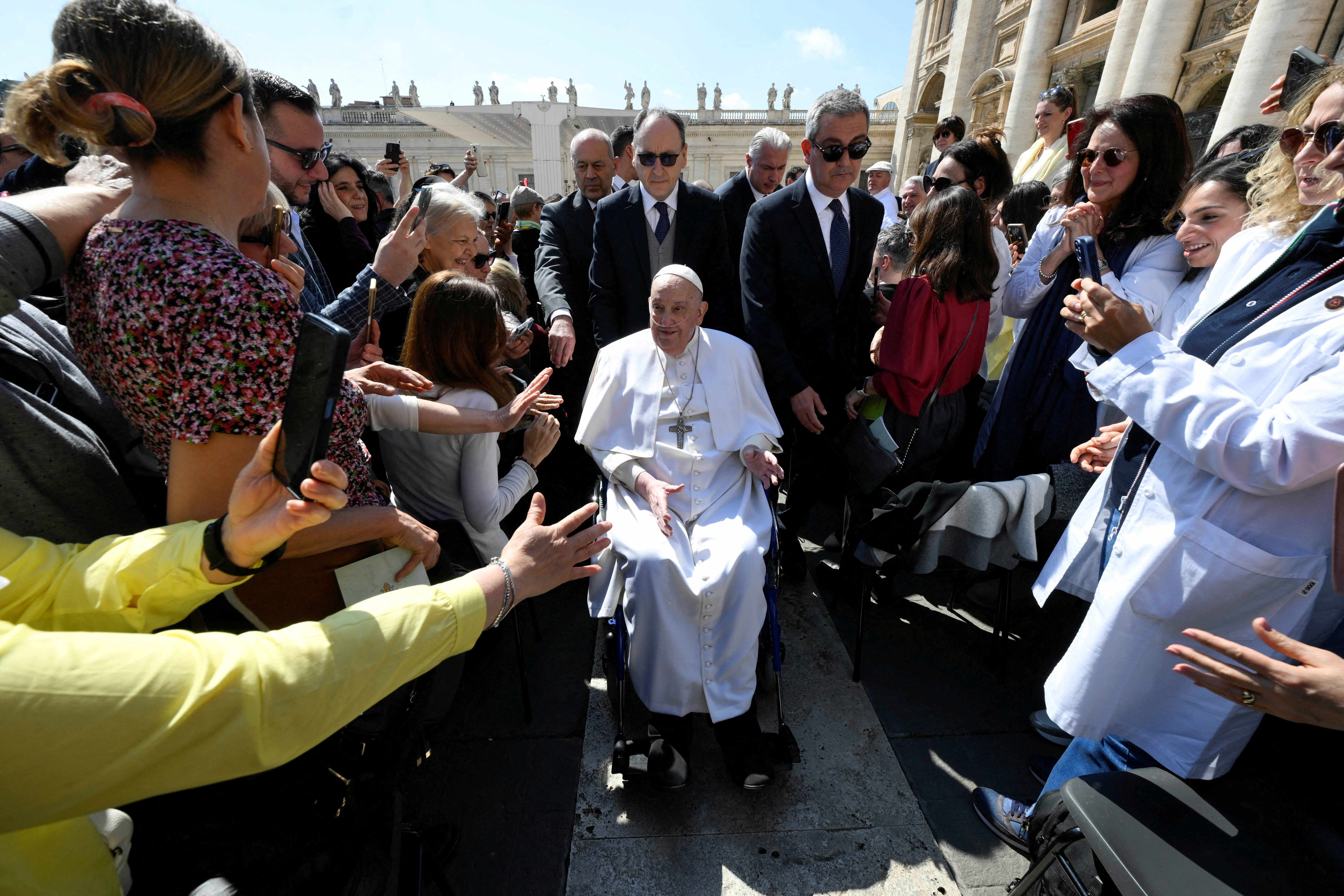 Papa Francisc, prima apariţie publică după externare
