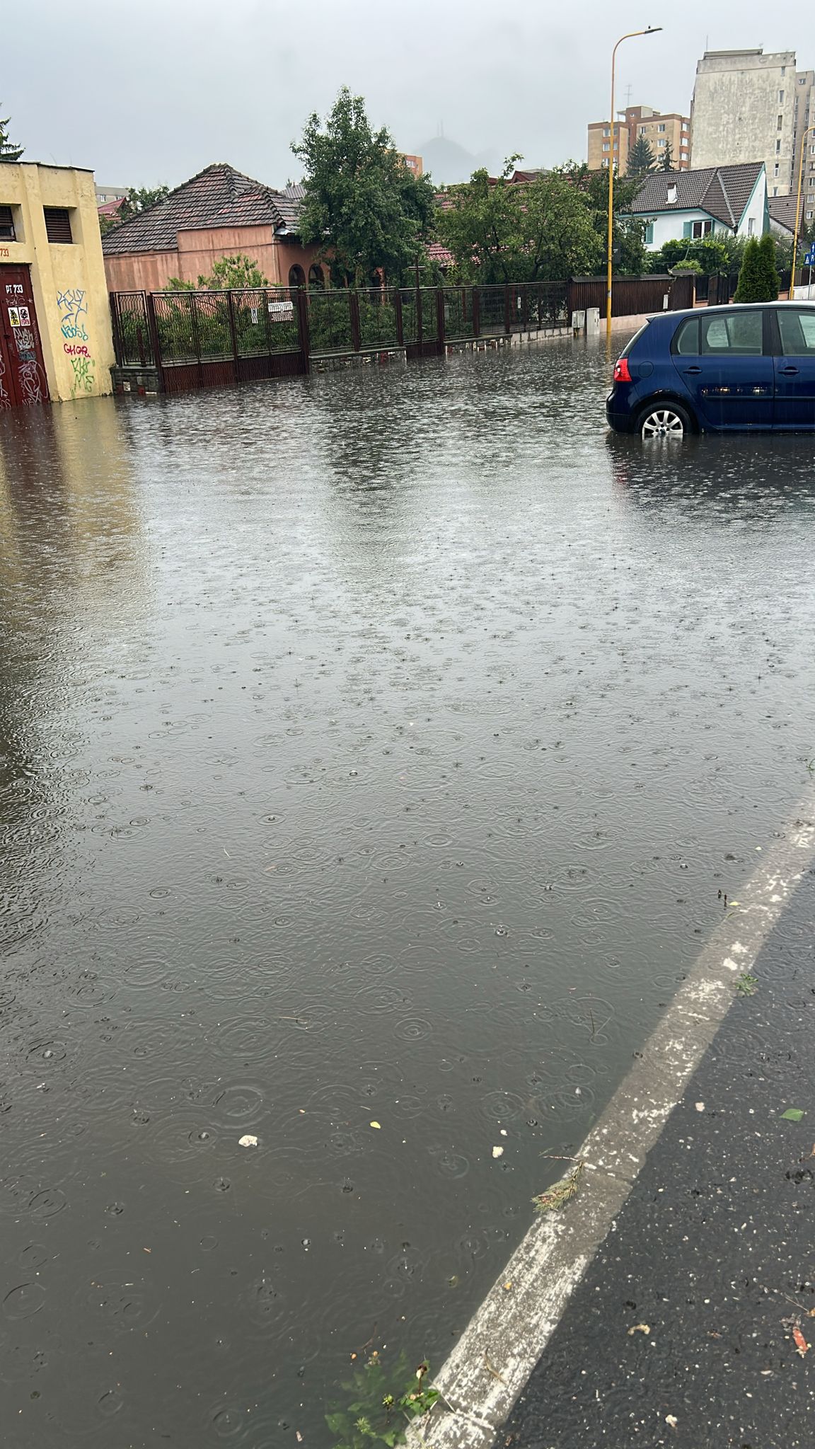 Străzi inundate în municipiu