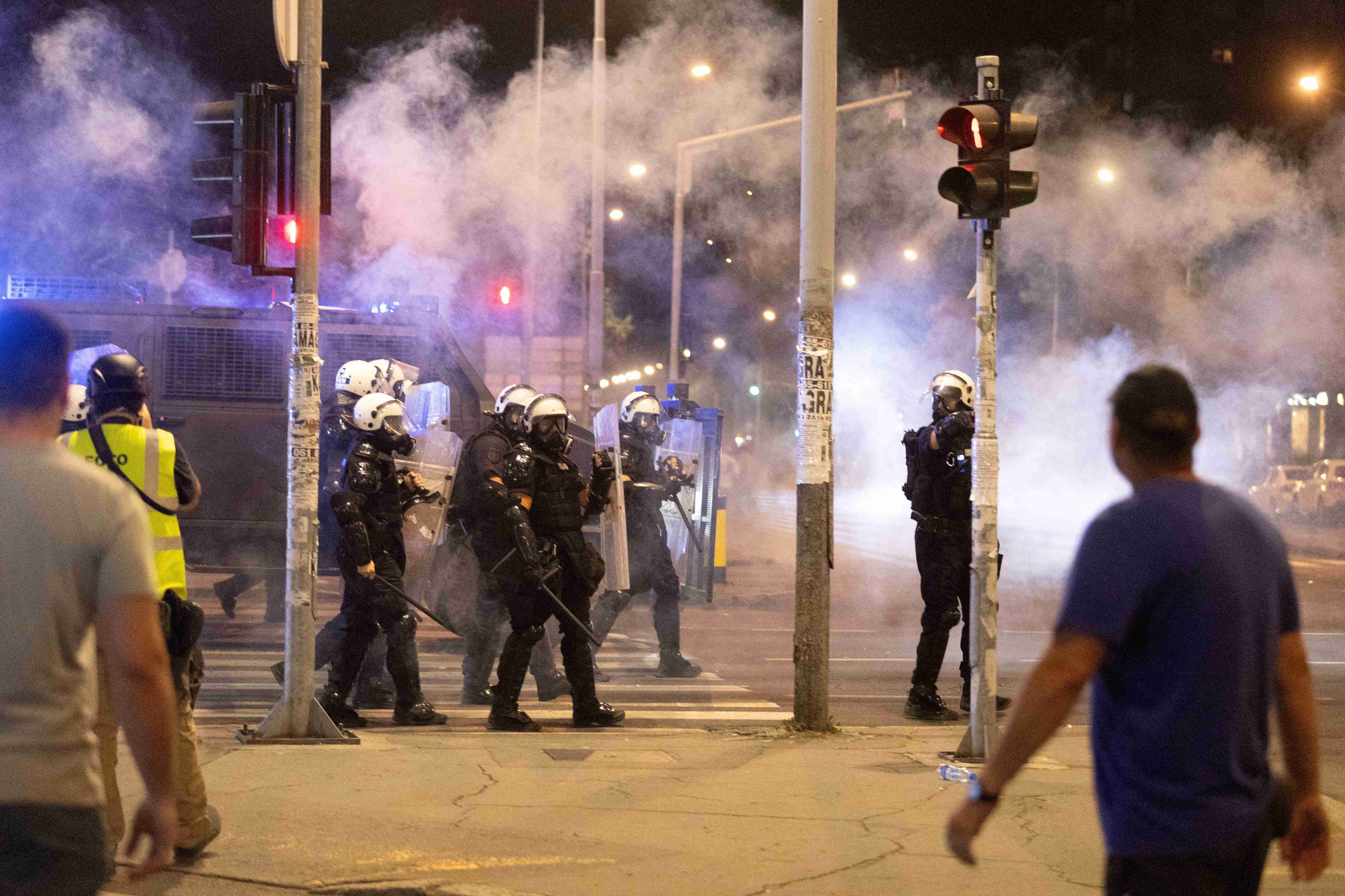 Serbia - Belgrad: Ciocniri violente între protestatari şi poliţie