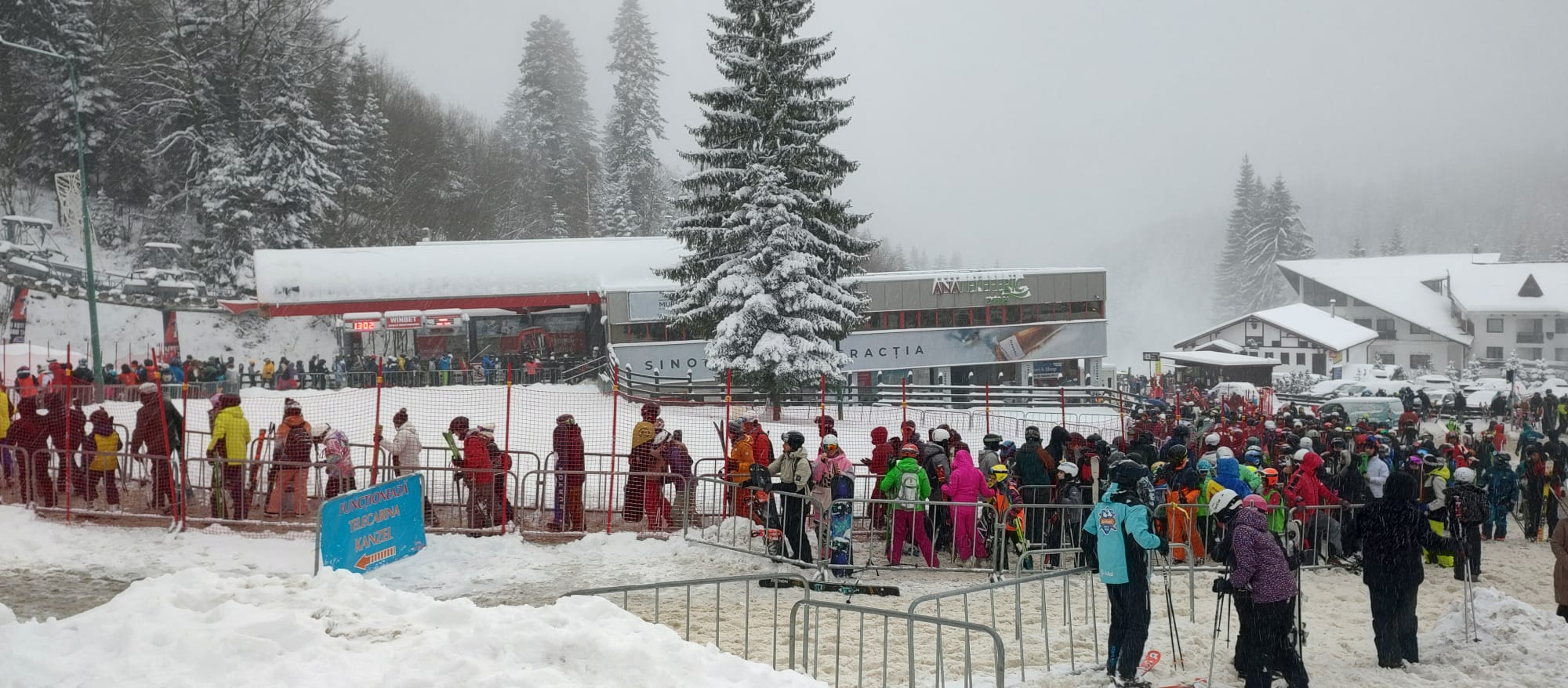 Strat nou de zăpadă în Postăvarul și pârtii pline de turiști /