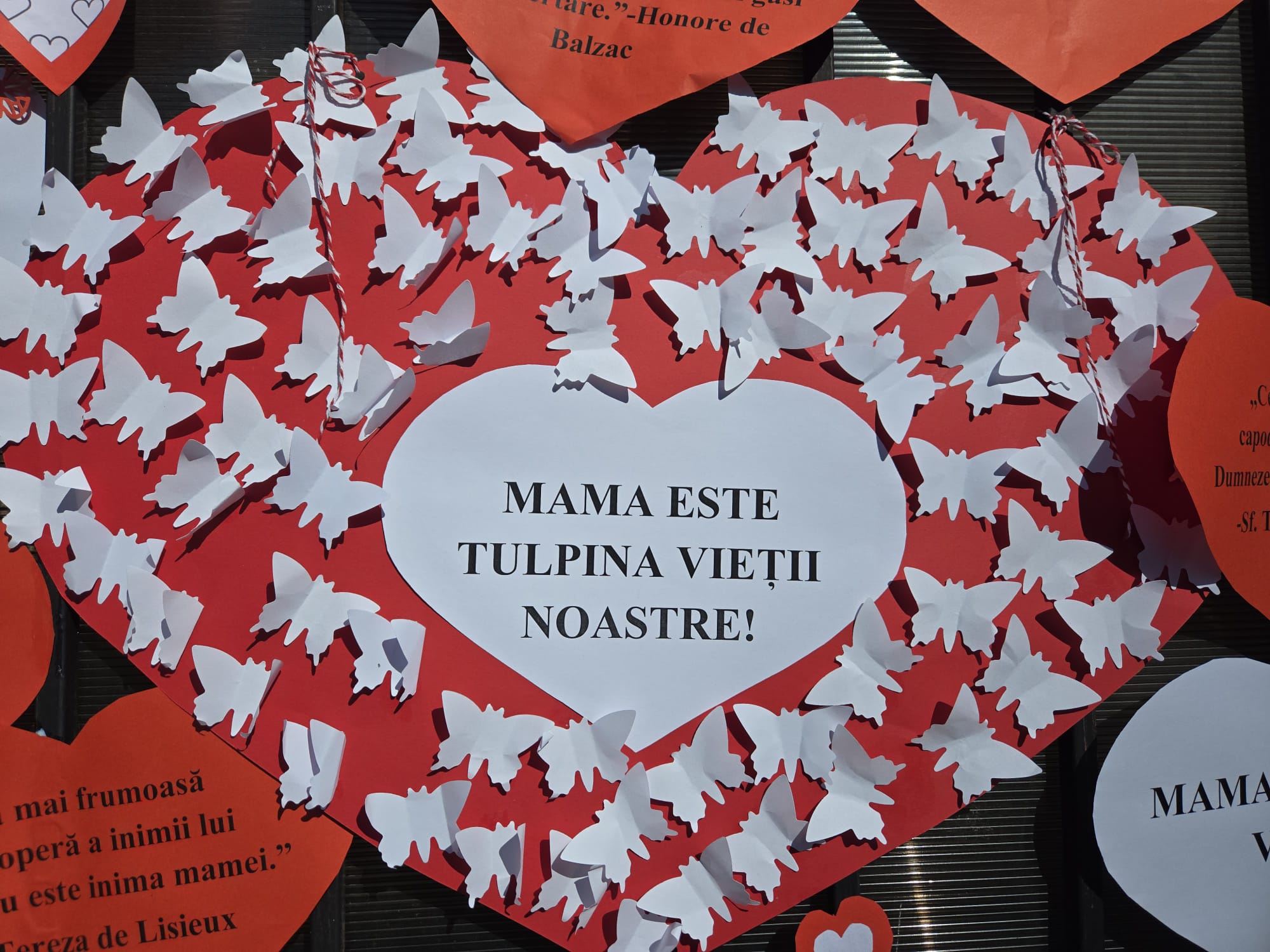 Inimioare pentru mama /